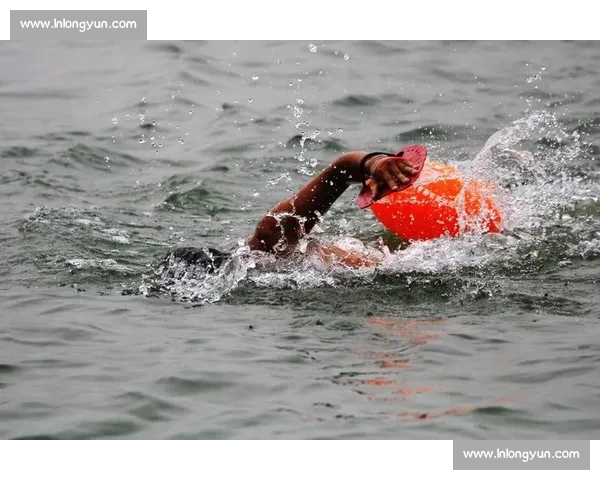 湖北首场冬泳赛巴东开赛 481 勇士逐浪三峡